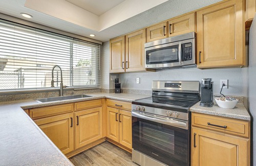 Chateau De Vie Four Casa | 2 Mi to Old Town: Townhome w/Pool Access!