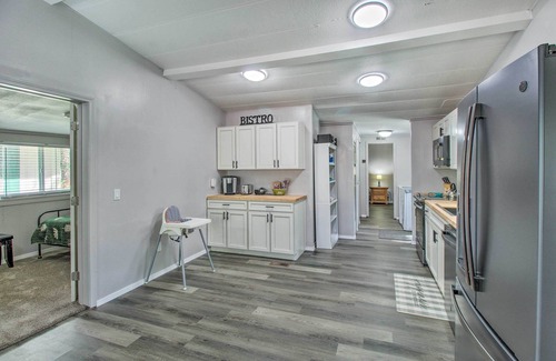 Pinetop-Lakeside Cabaña | 2 Mi to Rainbow Lake: Woodsy Retreat w/ Deck!