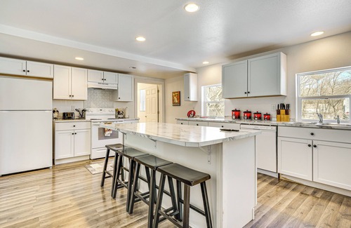 Elkhart Lake Casa | 2 Mi to Road America: Pet-Friendly Duplex!