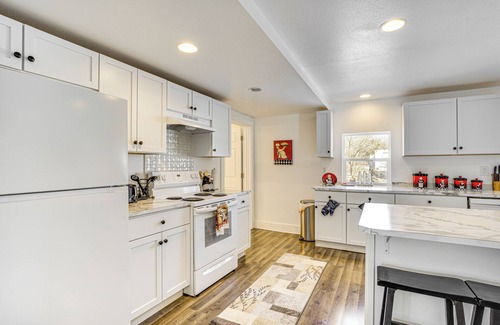 Elkhart Lake Casa | 2 Mi to Road America: Pet-Friendly Duplex!