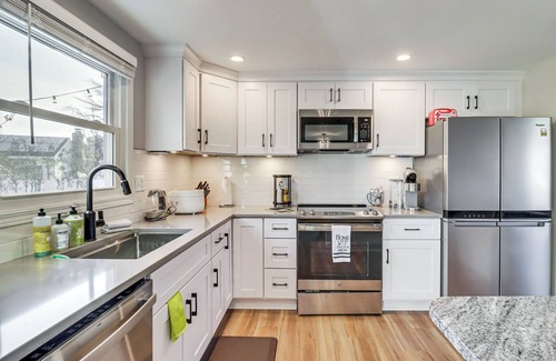 Annapolis Casa | 2 Mi to Sandy Point State Park: Home w/ Deck!