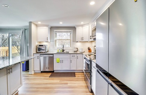Annapolis Casa | 2 Mi to Sandy Point State Park: Home w/ Deck!