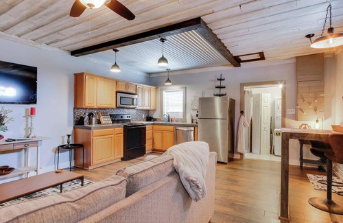 Greenwood Apartamento | 2 Mi to Self Regional MC: Updated Apartment