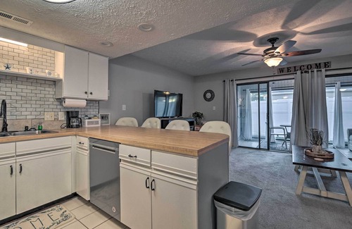 Surfside Beach Apartamento | 2 Mi to Surfside Beach: Condo w/ Community Pool!