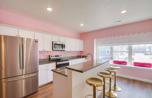 Bettendorf Casa | 2 Mi to TBK Bank Sports Complex: Townhome w/ Patio