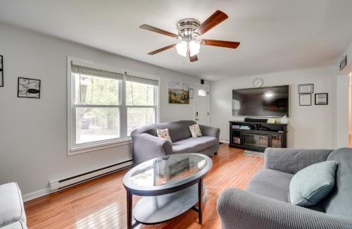 Tobyhanna Casa | 2 Mi to Tobyhanna SP Family Home with Deck!