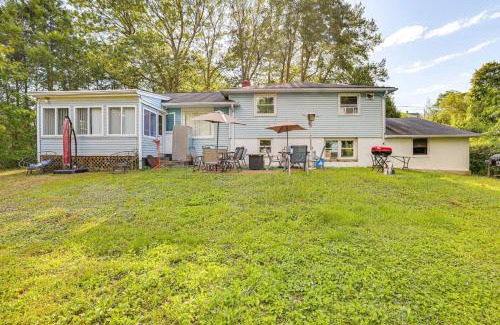 Waterbury Casa | 2 Mi to Town Home with Patio and Yard in Waterbury!