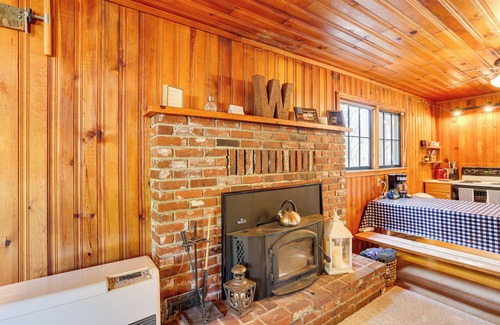 Trinity Center Cabina | < 2 Mi to Trinity Lake: NorCal Getaway w/BBQ