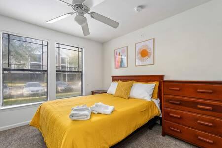 Bearss Plaza Apartamento | 2 MI to USF + Long Term Stays allowed + Gym + Pool