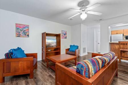 Bearss Plaza Apartamento | 2 MI to USF + Long Term Stays allowed + Gym + Pool
