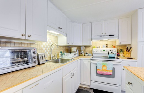 Venice Casa | 2 Mi to Venice Beach: Home w/ Pool Access