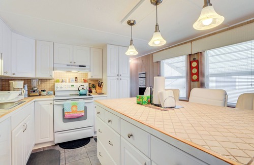 Venice Casa | 2 Mi to Venice Beach: Home w/ Pool Access