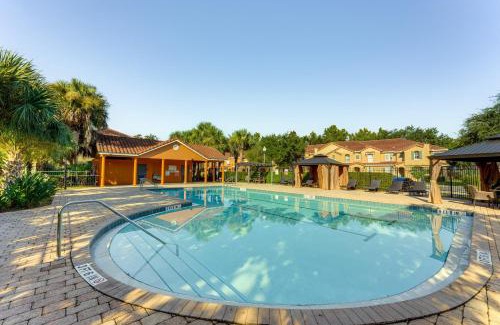 Crestwynd Bay Casa | 2 Mi to WDW Townhouse with Patio and Pool Access