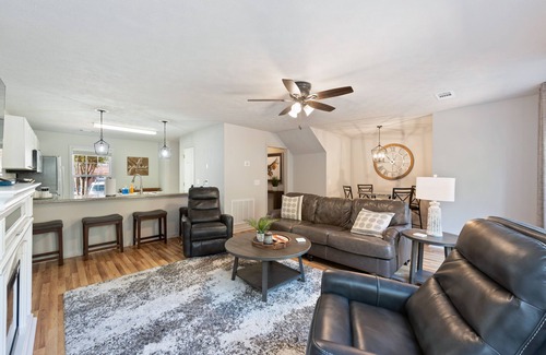 Auburn Condominio | 2 miles from the stadium AND convenient to EVERYTHING!