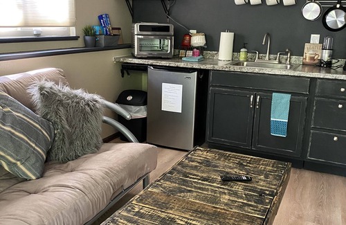 Cheyenne Meadows Apartamento | 2 Miles Ft Carson *1 mile Broadmoor World Arena * 2bedroom * Quiet