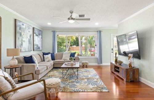 Deerfield Beach Casa | 2 miles to Beach~ Pool ~Cabana~ Pool Table