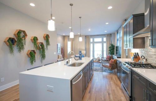Hadley - Washington Casa | 2 Miles to Broadway w Rooftop Deck Grill & Garage