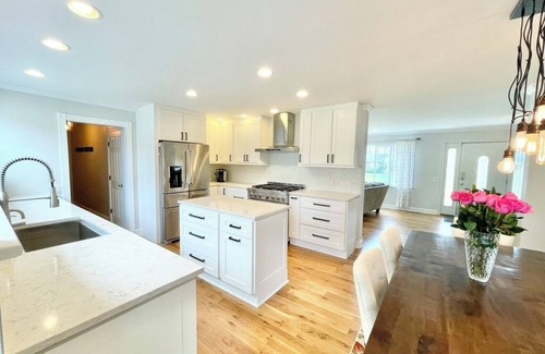 Benton Harbor Casa | 2 miles to downtown St. Joseph and 1/2 mile to beaches