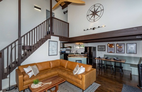 Prescott Heights Cabina | 2 miles to downtown Whiskey Row! Cozy Boulder Cabin is family friendly with spa!