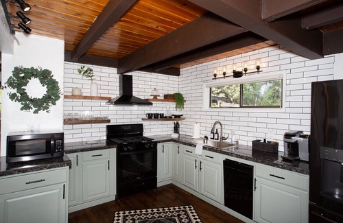 Prescott Heights Cabina | 2 miles to downtown Whiskey Row! Cozy Boulder Cabin is family friendly with spa!