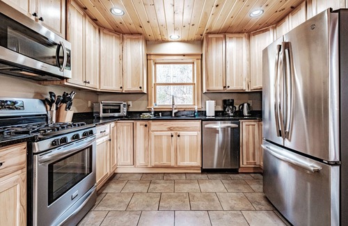 Sunday River Area Chalet De Esquí | 2 miles to Sunday River! Plus, golf, hike, bike, swim, fish and float!