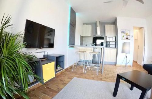 Le Brusc Apartamento | 2 min de la Plage, Parking, Terrasse & Wifi!