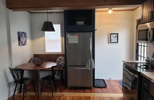 Lincoln Casa | 2 min from downtown Lincoln-Attractive & Cozy. Firepit & popcorn machine.