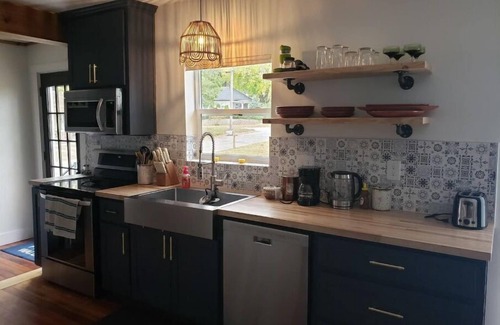 Lincoln Casa | 2 min from downtown Lincoln-Attractive & Cozy. Firepit & popcorn machine.
