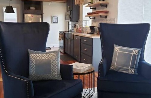 Lincoln Casa | 2 min from downtown Lincoln-Attractive & Cozy. Firepit & popcorn machine.