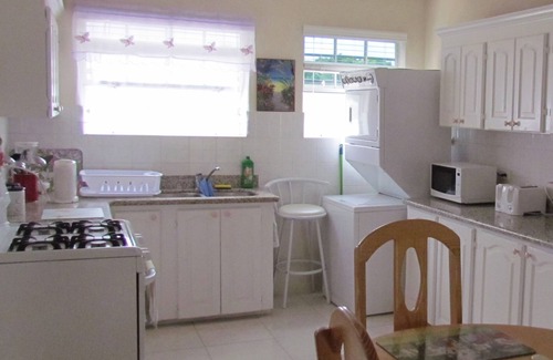 Maxwell Condominio | 6 minutos a pie de playa, autobuses, taxis, cerca de tiendas, Oistins, The Gap. A / C y Wi-F