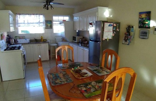 Maxwell Condominio | 6 minutos a pie de playa, autobuses, taxis, cerca de tiendas, Oistins, The Gap. A / C y Wi-F