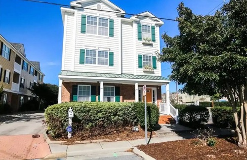 Virginia Beach Casa | 2 min walk to the beach! Gorgeous and spacious home perfect for a group!