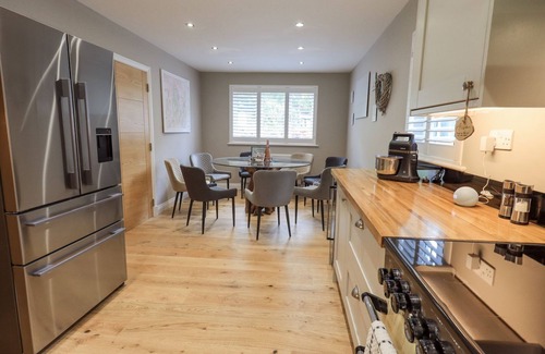 Lakeside Casa | 2 mins Lake Windermere! Gorgeous quiet property, slps 8 (4 bedrooms, 3 bathrms)