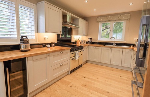 Lakeside Casa | 2 mins Lake Windermere! Gorgeous quiet property, slps 8 (4 bedrooms, 3 bathrms)