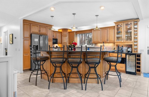 Petoskey Casa | 2 mins to Walloon Lake beach-Convenient-Hot tub-Game room-Firepit-Custom Kitchen