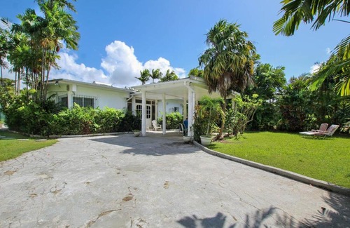 Sunset Crest Casa | 2 minute walk to Beach & Pool - Casual 2-Bed House home by Bluescape