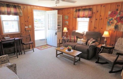 Dennis Port Casa | 2 Minute Walk to Beach, Cape Cod Escape