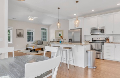 Newport Casa | 2 Minutes from the Water! Pet-Friendly Fully Fenced Backyard!