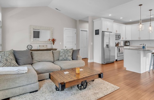 Newport Casa | 2 Minutes from the Water! Pet-Friendly Fully Fenced Backyard!