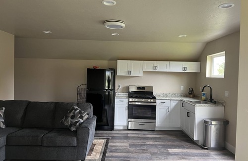 Orchard Homes Apartamento | 2 month minimum stay. 1 Bedroom 1 Bath with a spare room for guests or office.