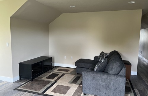 Orchard Homes Apartamento | 2 month minimum stay. 1 Bedroom 1 Bath with a spare room for guests or office.