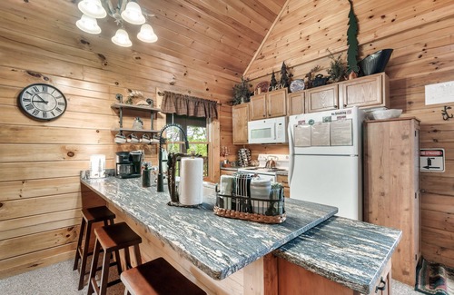 Sevierville Cabina | 2 Mstr Bdrm suites✅Fast WiFi✅HotTub/Mtn Views/ResortPool/Arcade-Game Room