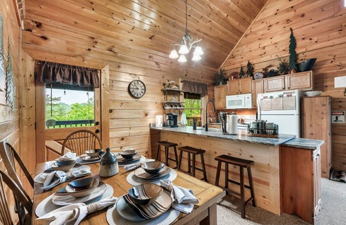 Sevierville Cabina | 2 Mstr Bdrm suites✅Fast WiFi✅HotTub/Mtn Views/ResortPool/Arcade-Game Room