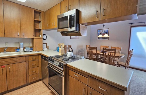 Overlook Park Casa | 2 Mtn. View-Sunriver, Oregon: BBQ, WiFi, SHARC Aquatics, Tubing Hill, Mt. Bachelor, Golf, Deschutes River, Tennis, Bike Paths