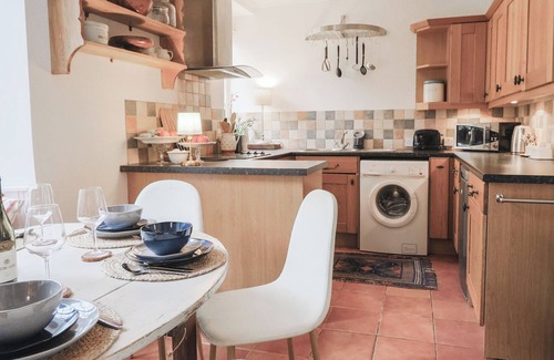 Honiton Cabaña | 2 MYRTLE COTTAGES, pet friendly, with open fire in Stockland