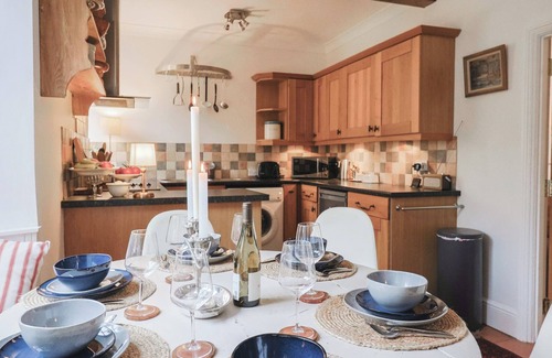Honiton Cabaña | 2 MYRTLE COTTAGES, pet friendly, with open fire in Stockland