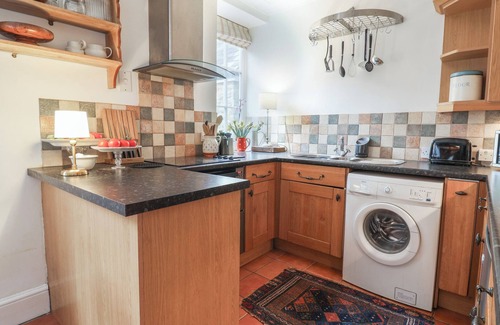 Honiton Cabaña | 2 MYRTLE COTTAGES, pet friendly, with open fire in Stockland