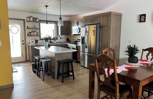 De Pere Casa | 2 Night minimum! 10 miles from Lambeau
