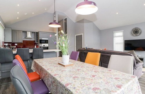 Morebath Cabaña | 2 OAK PARK, family friendly, with hot tub in Bampton, Devon