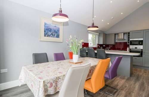 Morebath Cabaña | 2 OAK PARK, family friendly, with hot tub in Bampton, Devon